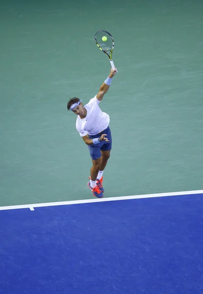 Twaalf keer grand slam champion rafael nadal tijdens zijn halve finale wedstrijd bij ons open 2013 tegen richard gasquet — Stockfoto