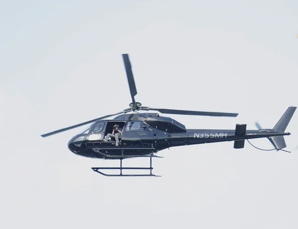 Fotógrafo não identificado tirando fotos de helicóptero durante a partida final do US Open 2013 entre Rafael Nadal e Novak Djokovic — Fotografia de Stock