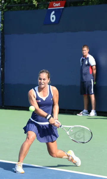 La tenista profesional Dominika Cibulkova de Eslovaquia durante su primer partido en el US Open 2013 —  Fotos de Stock