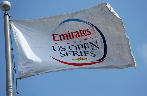 Emiraten luchtvaartmaatschappij ons open serie vlag op billie jean king national tennis center tijdens ons open 2013 — Stockfoto