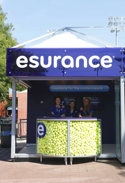 Esurance stand op de billie jean king national tennis center tijdens ons open 2013 — Stockfoto
