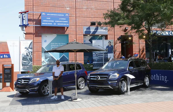 Mercedes-Benz-Autos im nationalen Tenniszentrum während der Eröffnung 2013 — Stockfoto