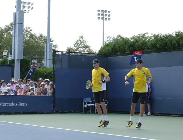 Los campeones del Grand Slam Mike y Bob Bryan durante el partido de dobles de primera ronda en el US Open 2013 — Foto de Stock