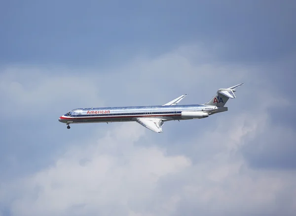 American Airlines McDonnell Douglas MD-83 in New York sky before landing in La Guardia Airport — Stock Photo, Image