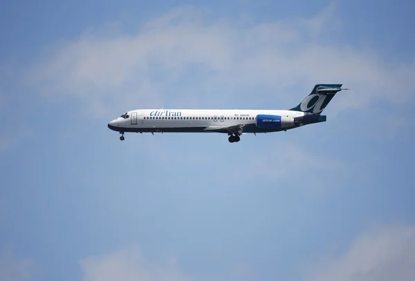 AirTran airways jet boeing 717 w niebo Nowy Jork przed lądowaniem na lotnisko la guardia — Zdjęcie stockowe