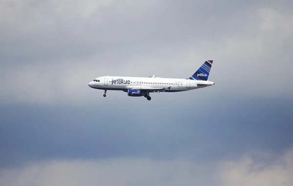 JetBlue Airbus A320 in New York sky before landing in La Guardia Airport — Stock Photo, Image