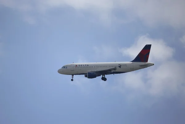 Delta Air Lines Airbus A319 in New York sky before landing in La Guardia Airport — Stock Photo, Image