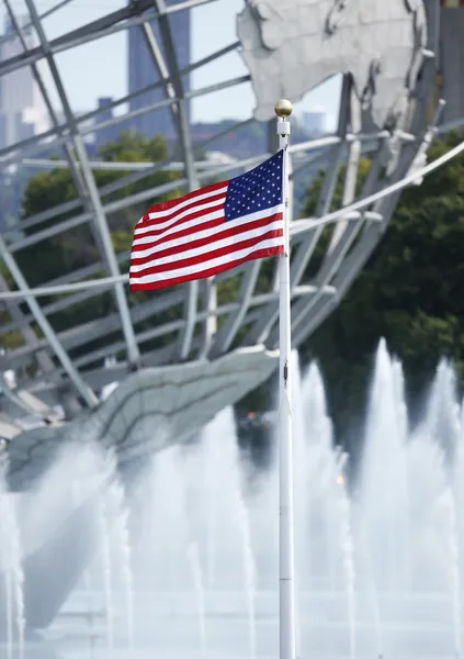 Amerikaanse vlag in de voorkant van 1964 new york wereld s eerlijke unisphere — Stockfoto