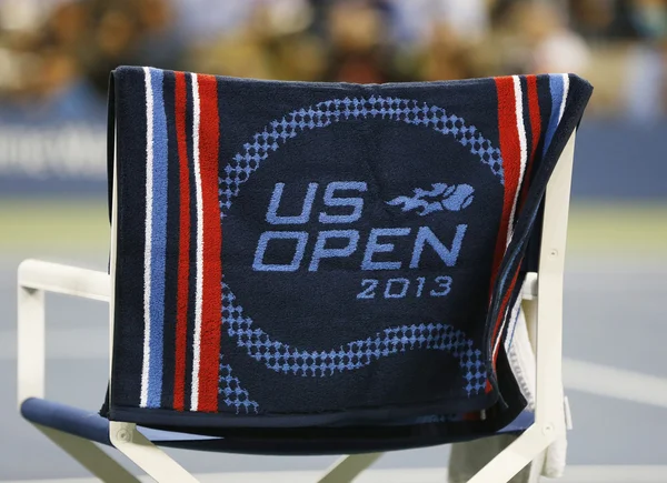 US Open 2013 asciugamano ufficiale sulla sedia del giocatore presso lo stadio Arthur Ashe — Foto Stock