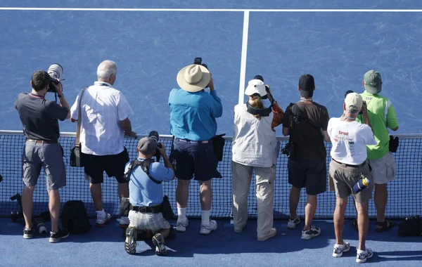 Профессиональные фотографы на теннисном корте во время презентации трофея US Open 2013 на стадионе Артура Эша — стоковое фото