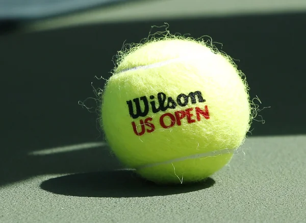 Pelota de tenis Wilson en pista de tenis en el estadio Arthur Ashe —  Fotos de Stock