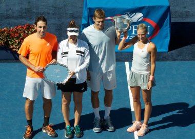 Bize açık 2013 çiftler finalistleri Santiago Gonzalez ve Abigail Spears (solda) ve Şampiyonlar Max Mirniy ve Andrea Hlavackova kupa sunu sırasında karışık