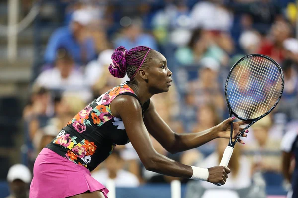 Nove vezes campeã do Grand Slam Venus Williams durante sua primeira rodada de duplas jogo com a colega de equipe Serena Williams no US Open 2013 — Fotografia de Stock