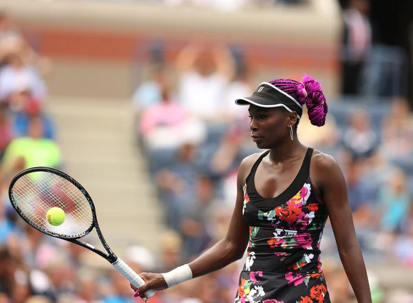 Nio gånger nio gånger grand slam mästare venus williams under sitt första matchen på oss öppna 2013 — Stockfoto