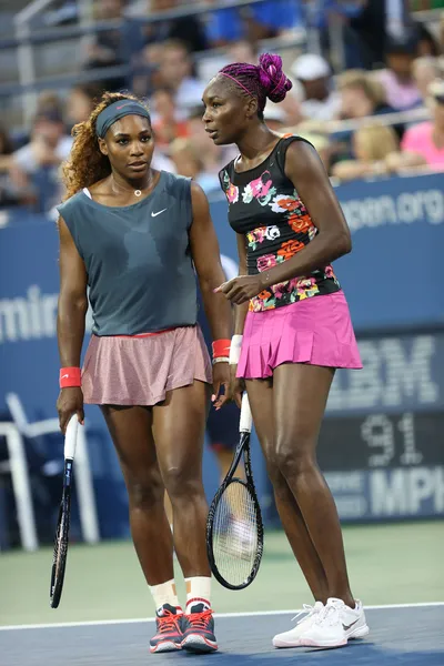 Grand Slam champions Serena Williams and Venus Williams during first round doubles match at US Open 2013 — Stock Photo, Image