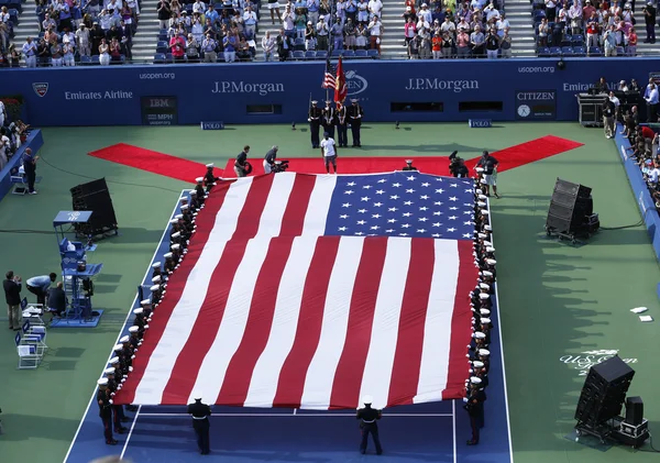 米国海兵隊 2013年女子オープン決勝戦私たちの前に開会式でアメリカの国旗を広げる — ストック写真