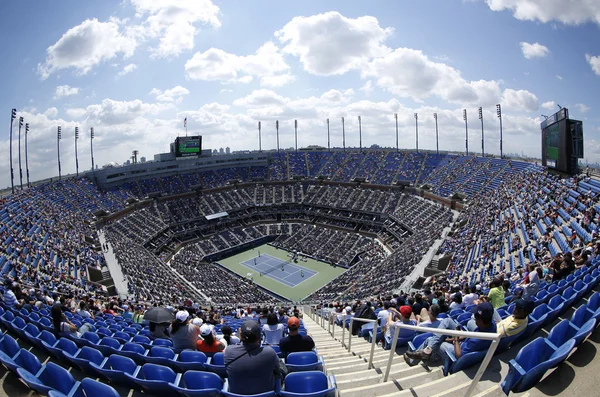 Vista real del estadio Arthur Ashe en el Billie Jean King National Tennis Center durante el US Open 2013 — Foto de Stock