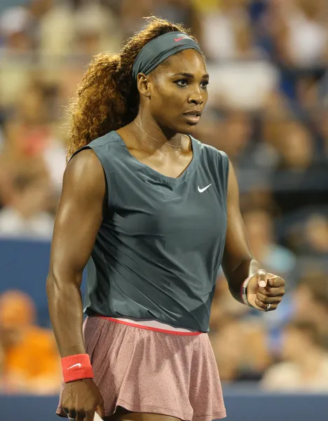 isixteen kez grand slam şampiyonu serena williams onun ilk yuvarlak çift sırasında maç ile takım arkadaşı venus williams bize açmak 2013