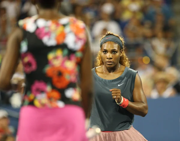 Sixteen times Grand Slam champion Serena Williams during her first round doubles match with teammate Venus Williams at US Open 2013 — Stock Photo, Image