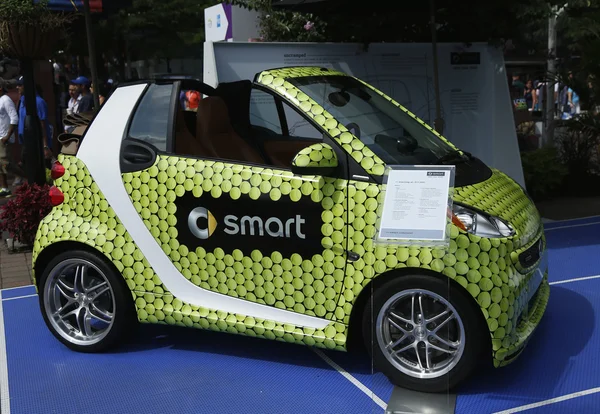 Brabus Smart coche en exhibición en Billie Jean King National Tennis Center durante el Abierto de EE.UU. 2013 — Foto de Stock