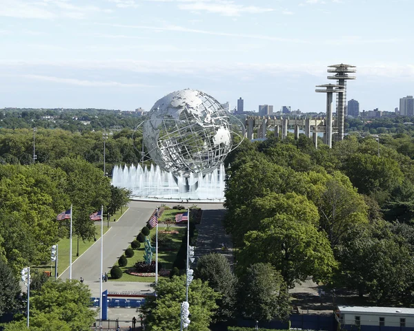 South gate at USTA Billie Jean King National Tennis Center and 1964 New York World s Fair Unisphere in Flushing Meadows Park during US Open 2013 — Stock Photo, Image