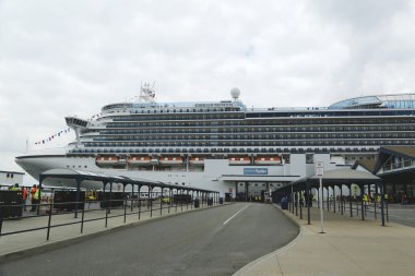 brooklyn cruise terminal Emerald princess cruise gemi yanaştı