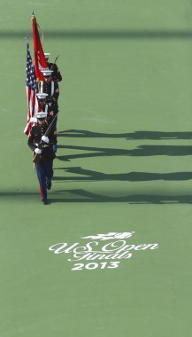 ABD'de açılış töreni sırasında gardiyan ve ABD Deniz Piyadeleri 2013 kadınlar final aç