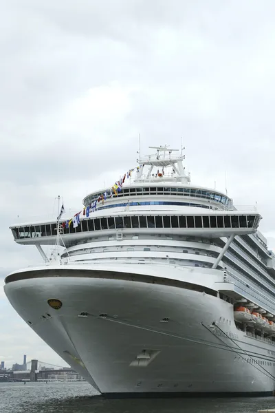 Emerald princess cruiseschip gedokt bij brooklyn cruise terminal — Stockfoto