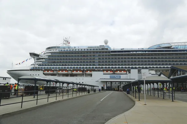 Emerald princess cruiseschip gedokt bij brooklyn cruise terminal — Stockfoto
