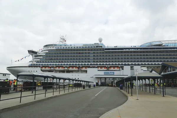 Emerald Princess Cruise Ship atracado en la terminal de cruceros de Brooklyn — Foto de Stock