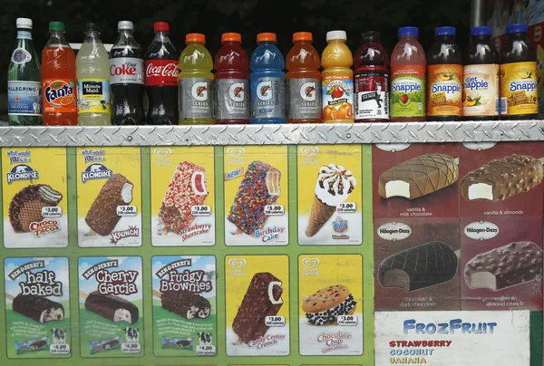 Soft beverages and ice cream at vendors cart in Central Park — Stock Photo, Image