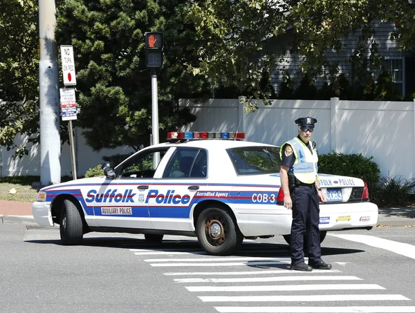 Oficial del Departamento de Policía del Condado de Suffolk proporciona seguridad durante el desfile en Huntington —  Fotos de Stock