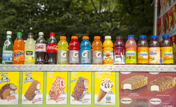 Soft beverages and ice cream at vendors cart in Central Park — Stock Photo, Image