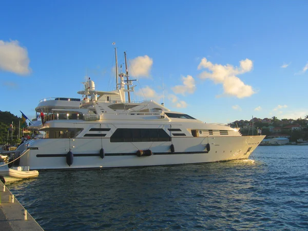 Mega yacht dans le port de Gustavia à St Barths, Antilles françaises . — Photo