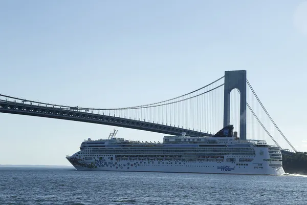 Navio de cruzeiro norueguês sob a ponte Verrazano no porto de Nova York — Fotografia de Stock