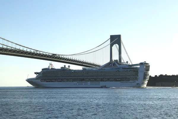 Caraíbas Princess Cruise Ship sob ponte de Verrazano no porto de Nova York — Fotografia de Stock