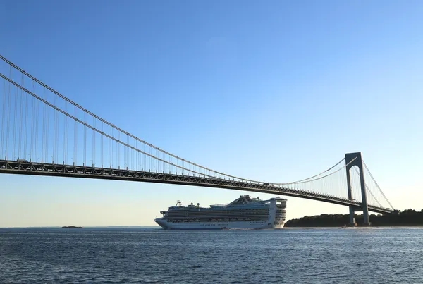 カリブ海プリンセス クルーズ船のニューヨーク港で verrazano 橋の下 — ストック写真