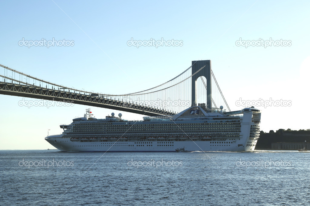 カリブ海プリンセス クルーズ船のニューヨーク港で Verrazano 橋の下 ストックエディトリアル用写真 C Zhukovsky
