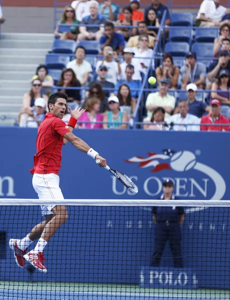 Giocatore professionista di tennis Novak Djokovic durante la partita del quarto turno agli US Open 2013 contro Marcel Granollers — Foto Stock