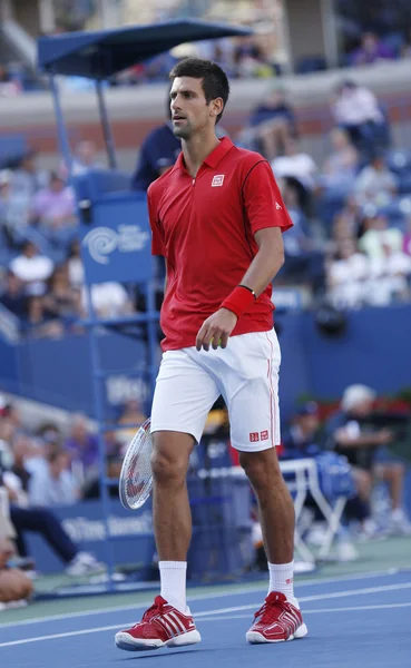 Профессиональный теннисист Новак Джокович во время матча четвертого раунда US Open 2013 против Марселя Гранольерса — стоковое фото