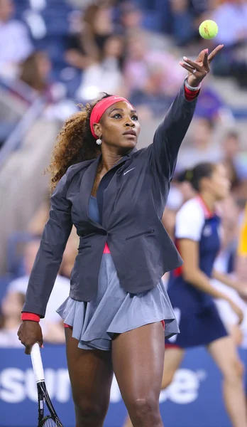 Die 16-malige Grand-Slam-Siegerin Serena Williams bei ihrem Erstrundenmatch bei den US Open 2013 — Stockfoto