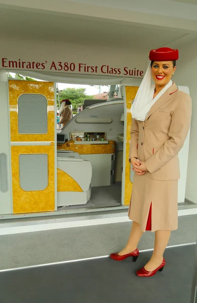 Assistente de bordo da Emirates Airline no estande da Emirates Airline no Billie Jean King National Tennis Center durante o US Open 2013 — Fotografia de Stock