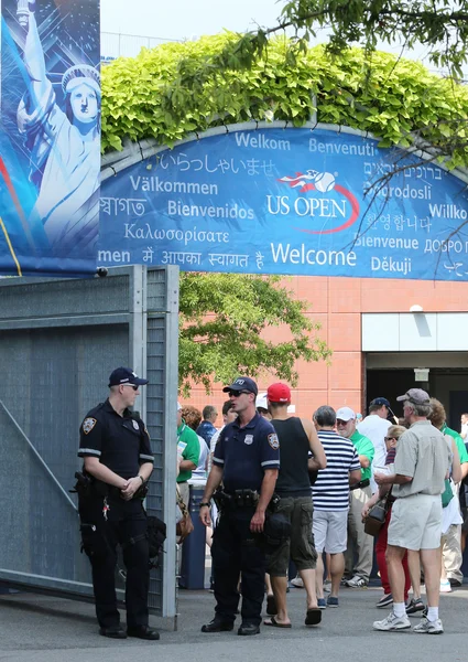 Polizia di New York pronti a proteggere il pubblico al Billie Jean King National Tennis Center durante US Open 2013 — Foto Stock