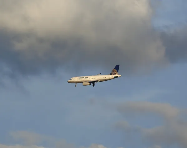 United Airlines Airbus A319 in New York sky before landing in La Guardia Airport — Stock Photo, Image