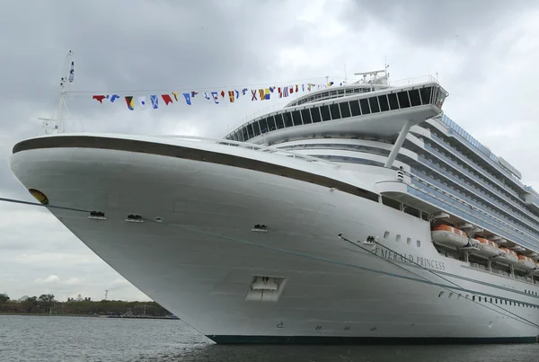 Brooklyn cruise terminal Emerald princess cruise gemi yanaştı — Stok fotoğraf