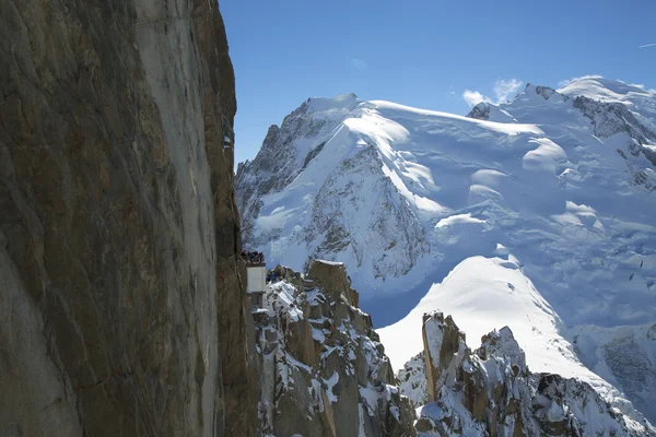 Mont-blanc taras z widokiem na góry mont blanc w stacji najwyższej góry aiguille du midi — Zdjęcie stockowe