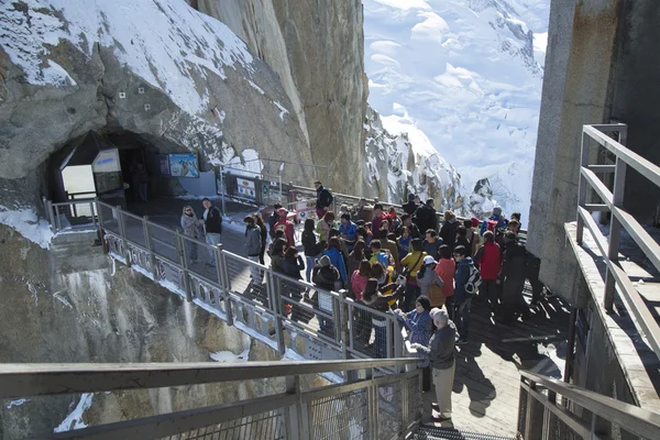 游客乘缆车到达钻头 du midi 中央行人天桥 — 图库照片