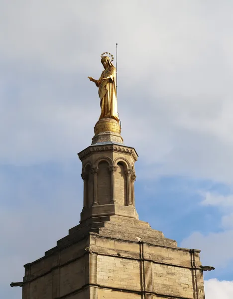 Svatá Marie socha na notre ženský des kopule katedrály poblíž papežský palác v Avignonu, Francie — Stock fotografie