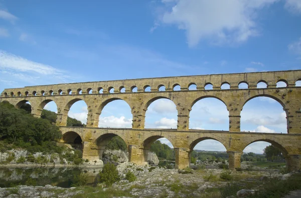 Мост Пон-дю-Гард, древнеримский акведук, построен в I веке нашей эры — стоковое фото