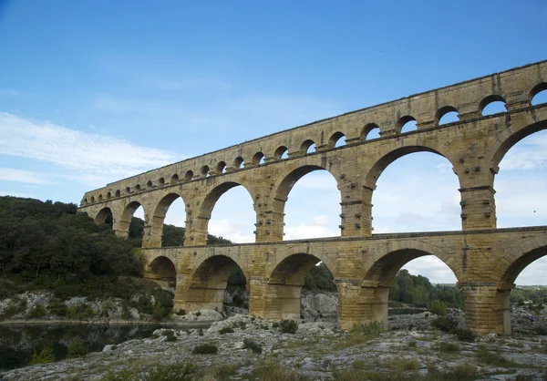 El Pont du Gard, antiguo puente del acueducto romano construido en el siglo I dC — Foto de Stock